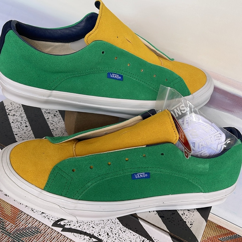 Vans Men’s 0g Lampin Lx
Off The Wall Green/Yellow
VN0A7Q4U021
Sneakers - Picture 10 of 16